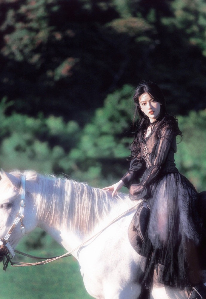 骑着白马的美少女美丽动人写真