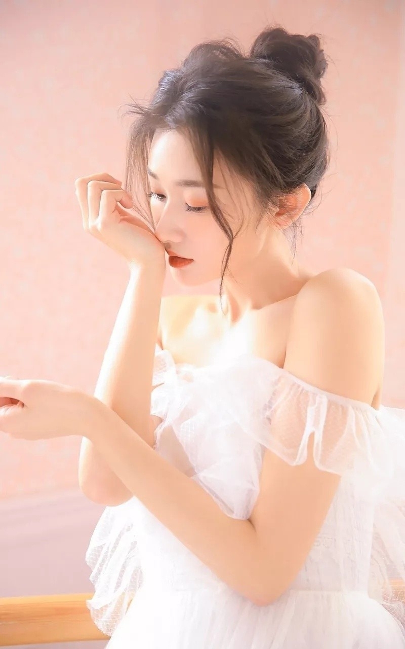 性感美人穿白色透视纱裙香肩诱人精美图片