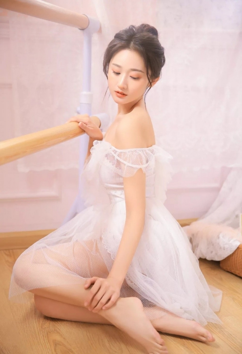 性感美人穿白色透视纱裙香肩诱人精美图片