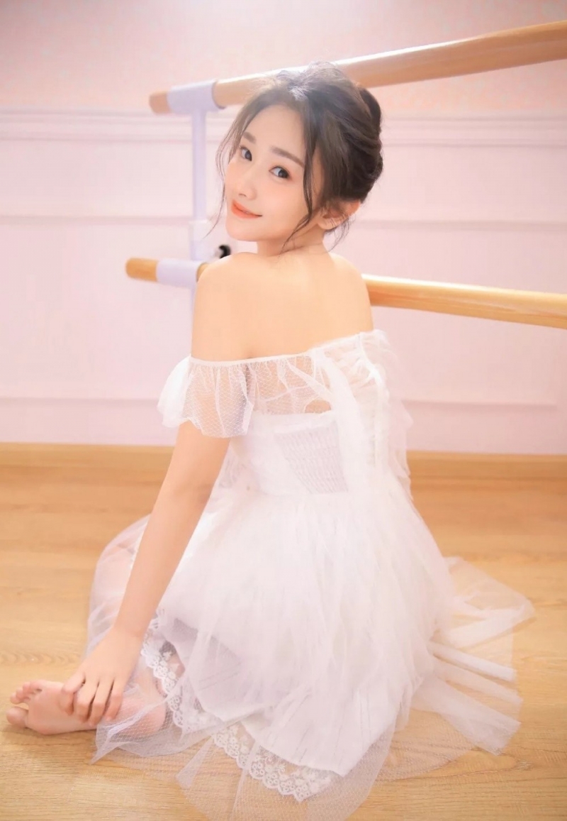 性感美人穿白色透视纱裙香肩诱人精美图片