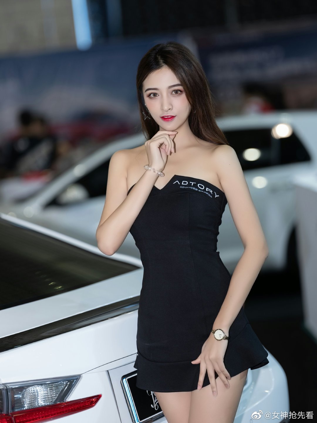 中国模特车展黑色超短裙性感写真