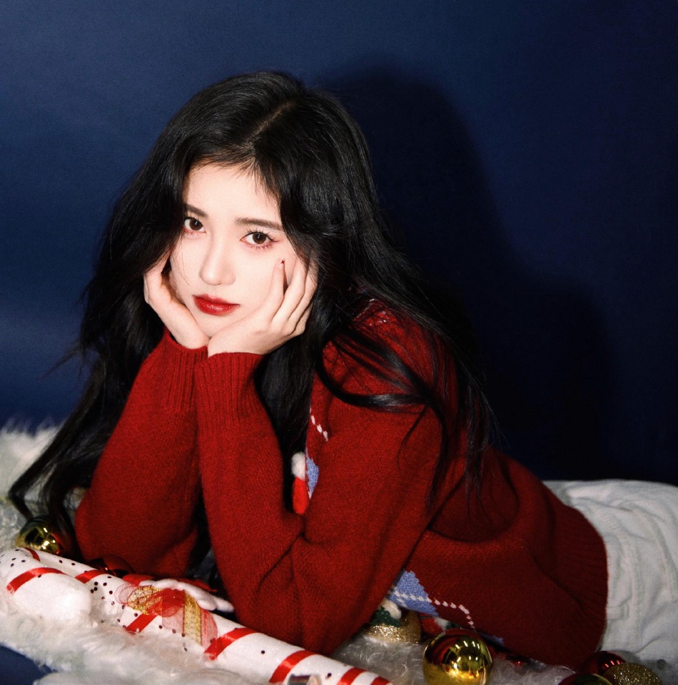 鞠婧t红色毛衣明媚动人写真美照