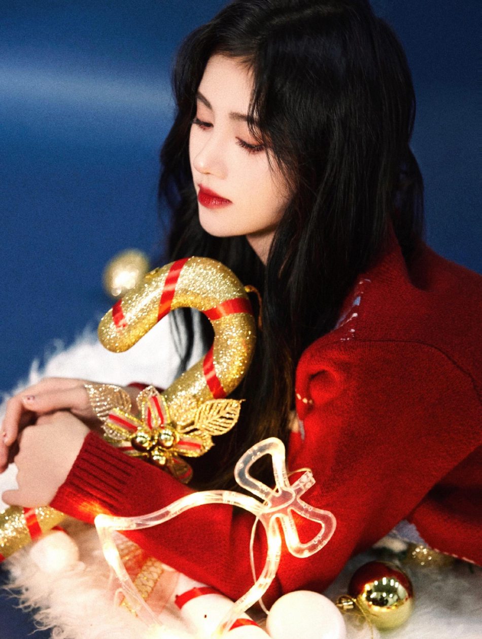 鞠婧t红色毛衣明媚动人写真美照