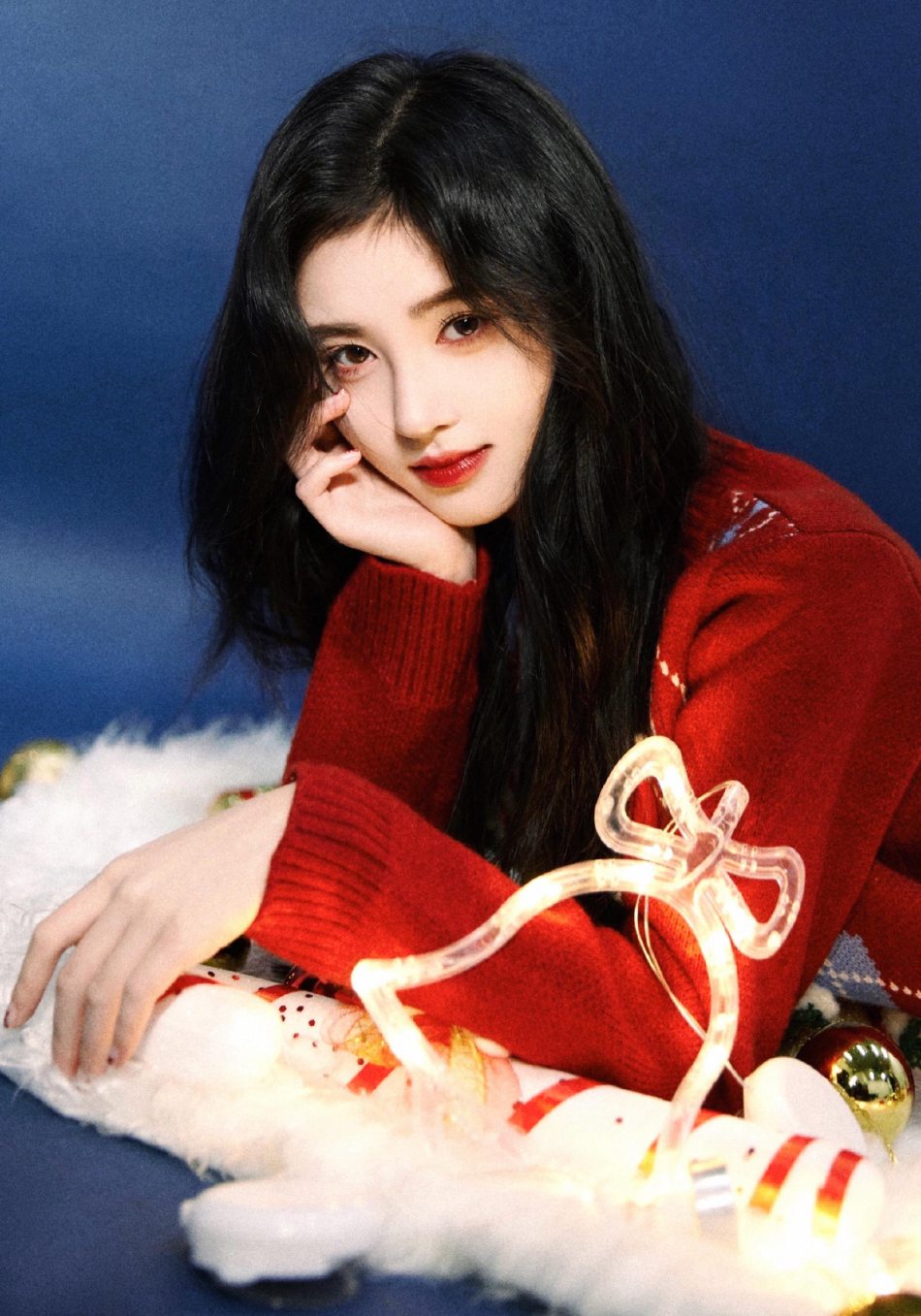 鞠婧t红色毛衣明媚动人写真美照