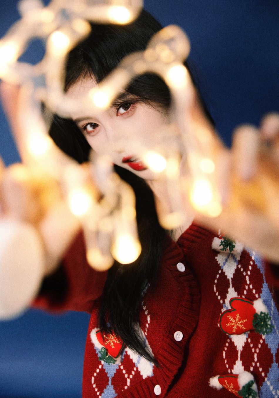 鞠婧t红色毛衣明媚动人写真美照