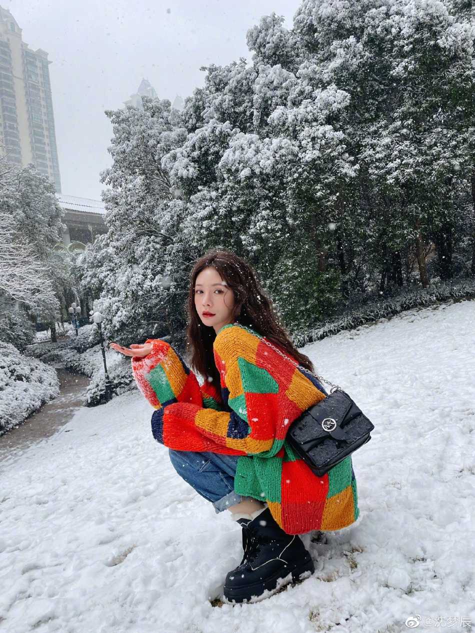 沈梦辰映衬白雪美成画报写真美照