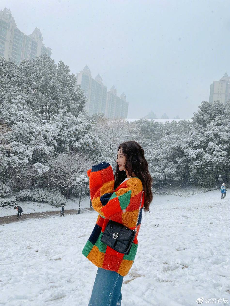 沈梦辰映衬白雪美成画报写真美照