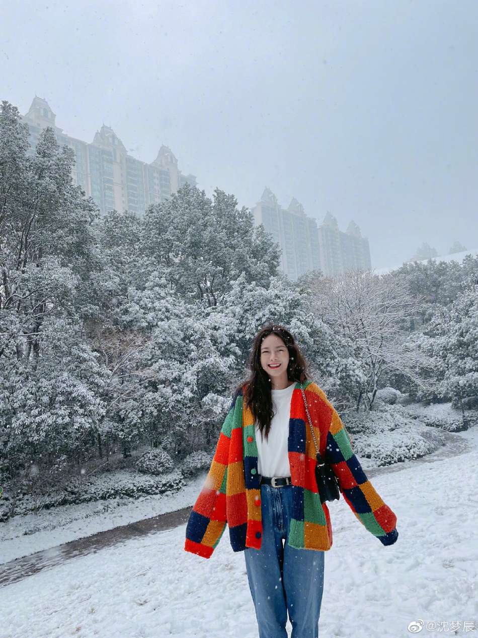 沈梦辰映衬白雪美成画报写真美照