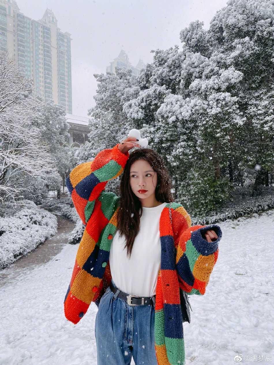 沈梦辰映衬白雪美成画报写真美照