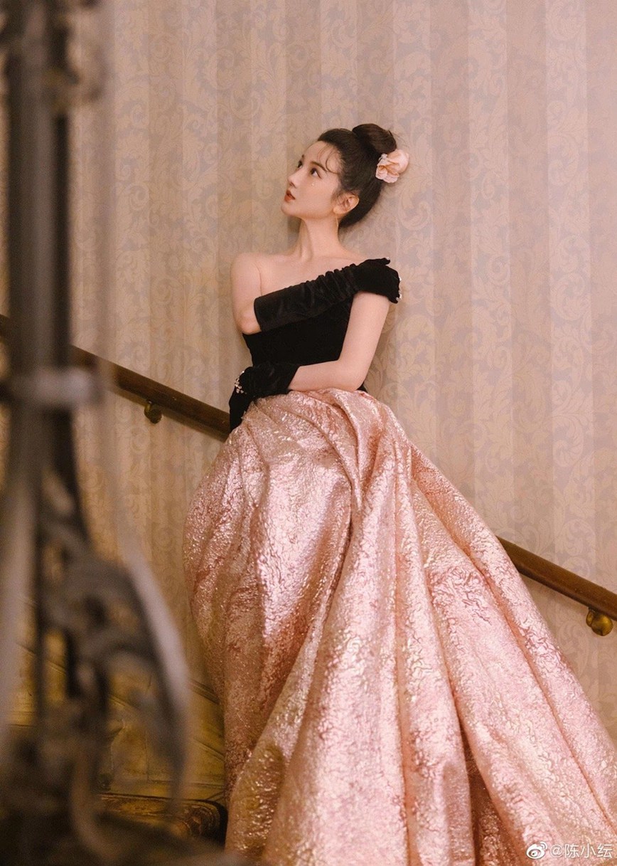 陈小纭复古宫廷风大片尽显优雅气质