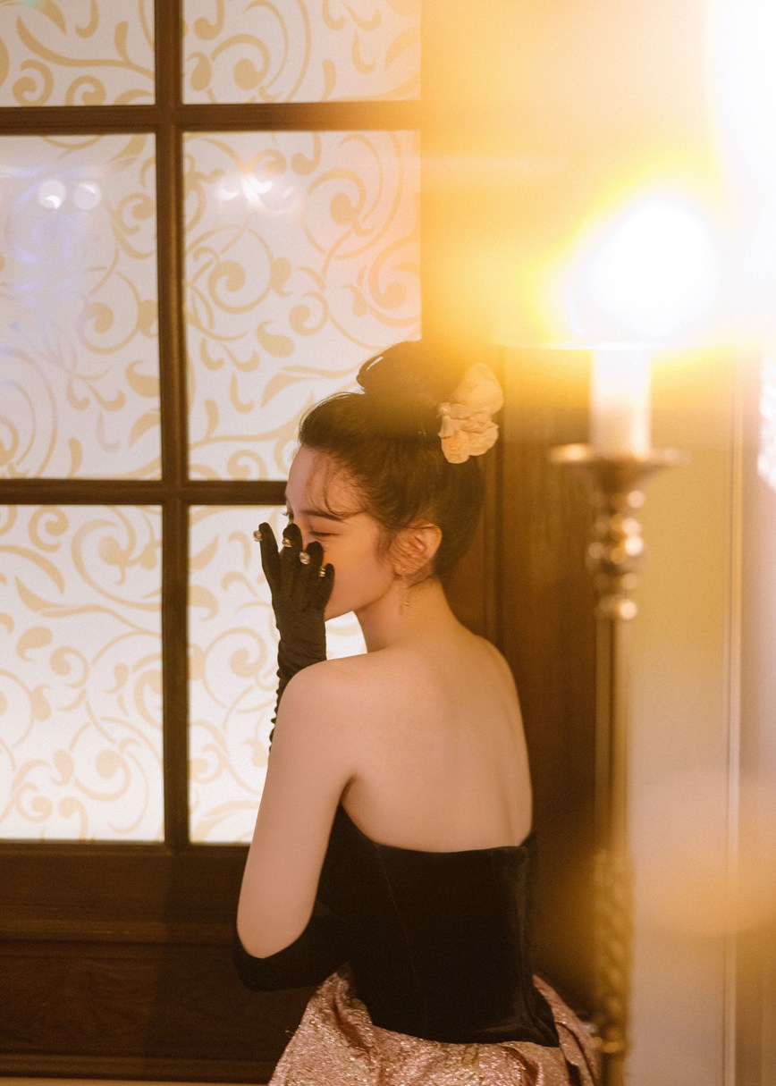 陈小纭复古宫廷风大片尽显优雅气质