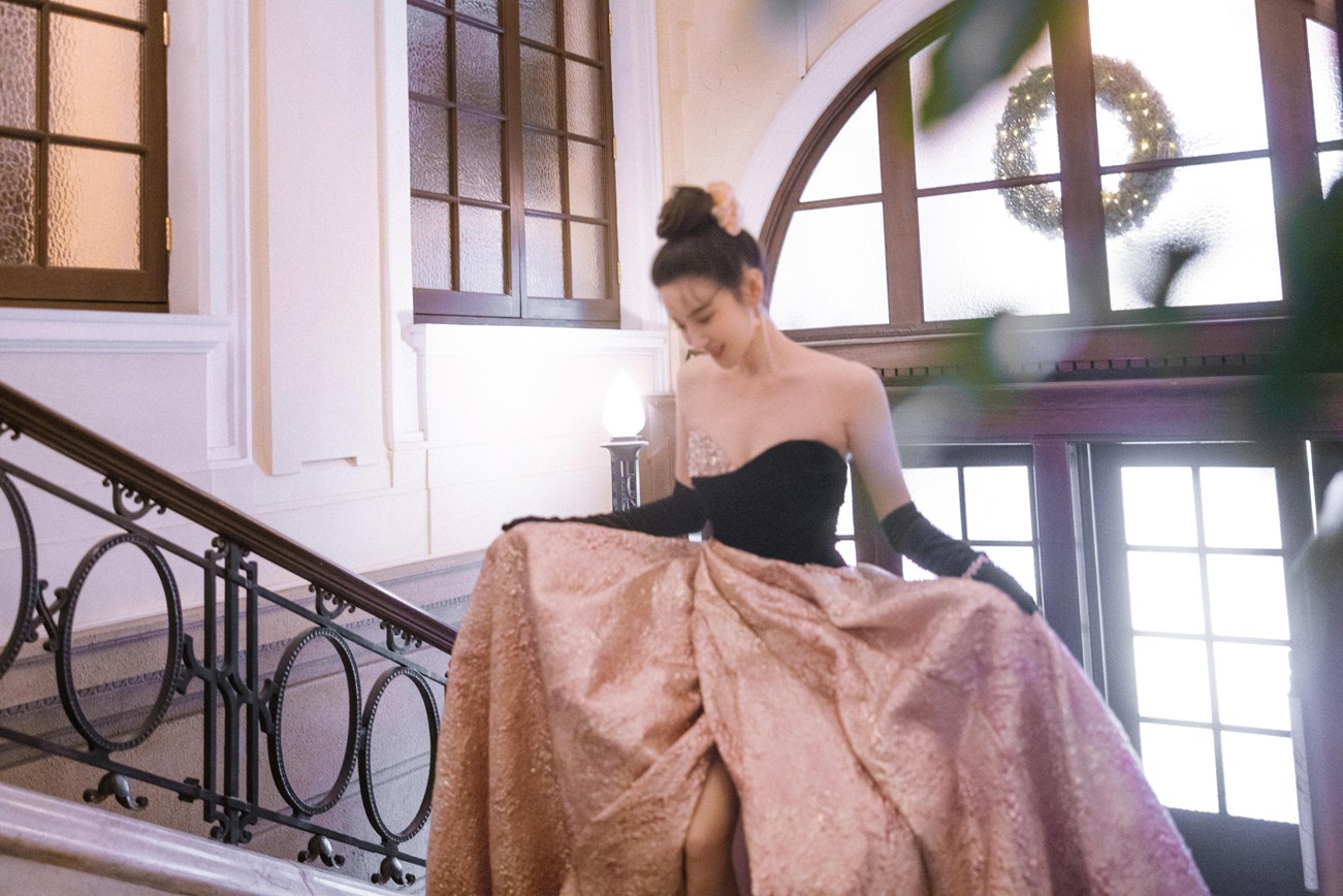 陈小纭复古宫廷风大片尽显优雅气质