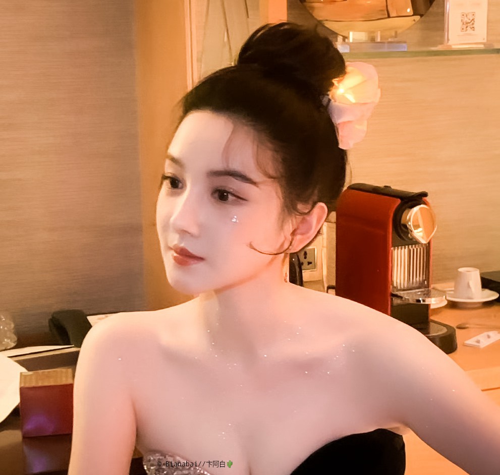 陈小纭复古宫廷风大片尽显优雅气质