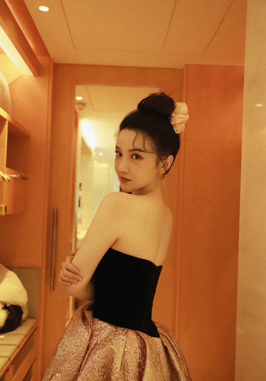 陈小纭复古宫廷风大片尽显优雅气质