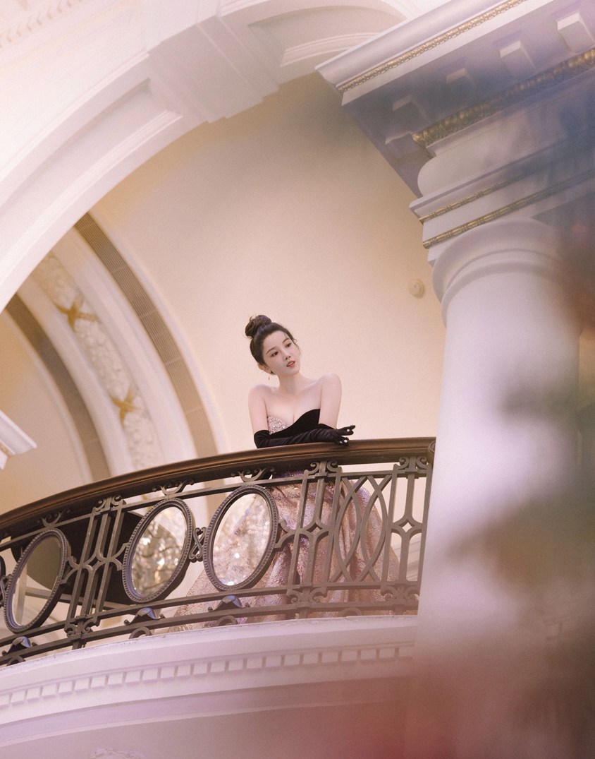 陈小纭复古宫廷风大片尽显优雅气质