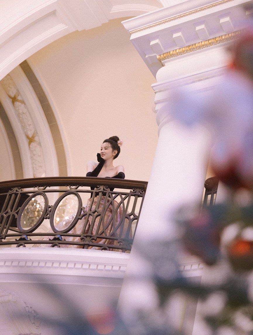 陈小纭复古宫廷风大片尽显优雅气质