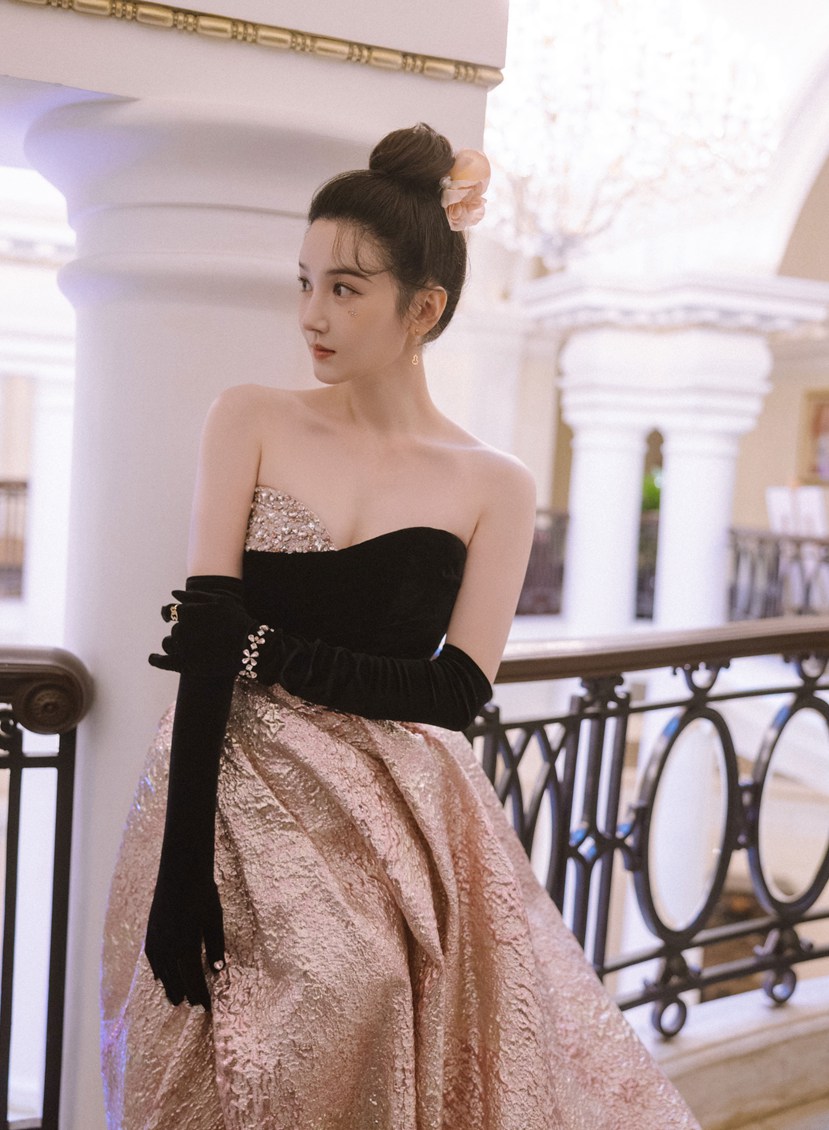 陈小纭复古宫廷风大片尽显优雅气质