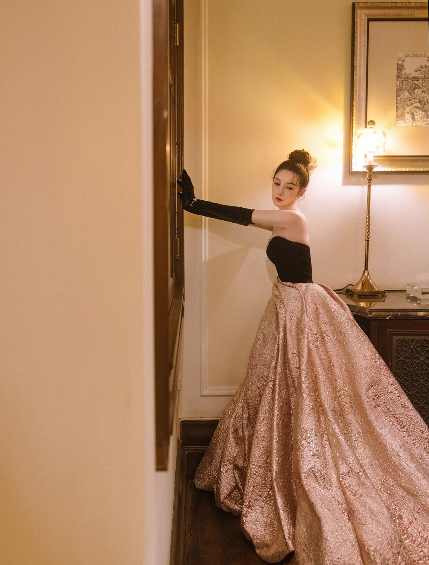 陈小纭复古宫廷风大片尽显优雅气质