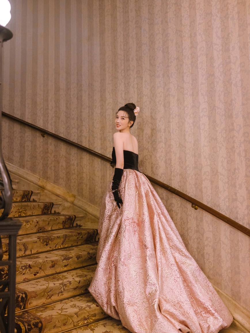 陈小纭复古宫廷风大片尽显优雅气质