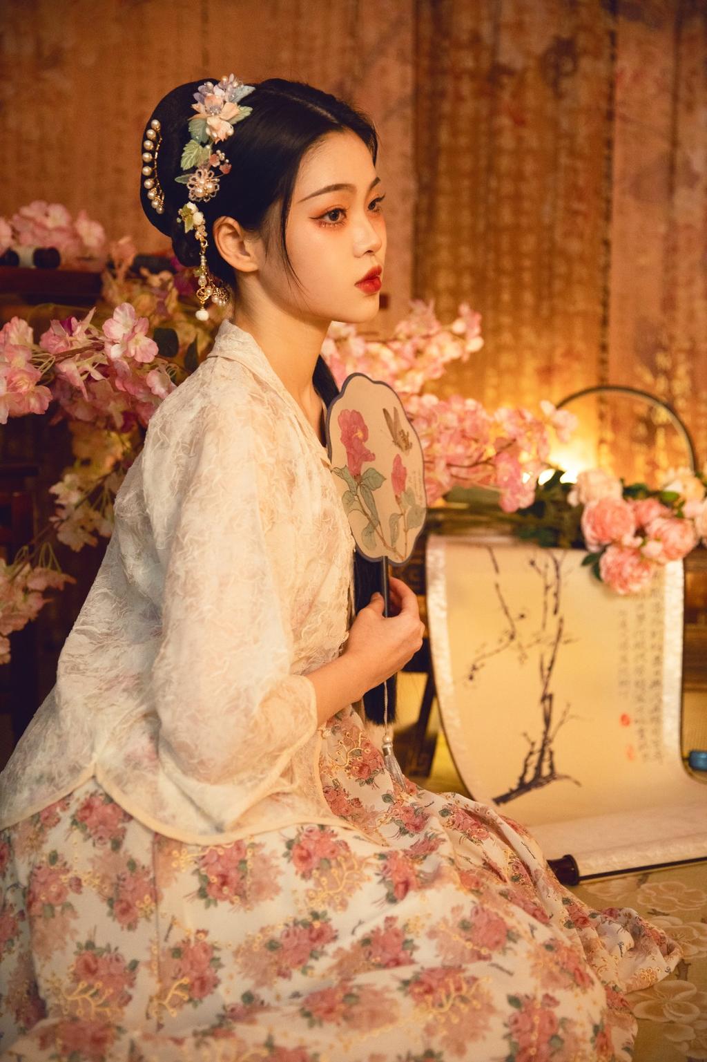 古装美女浓妆艳抹美艳动人图片