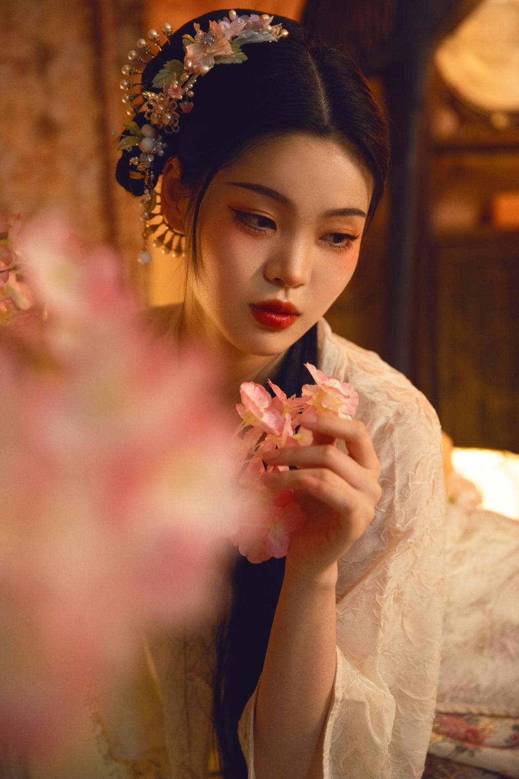 古装美女浓妆艳抹美艳动人图片