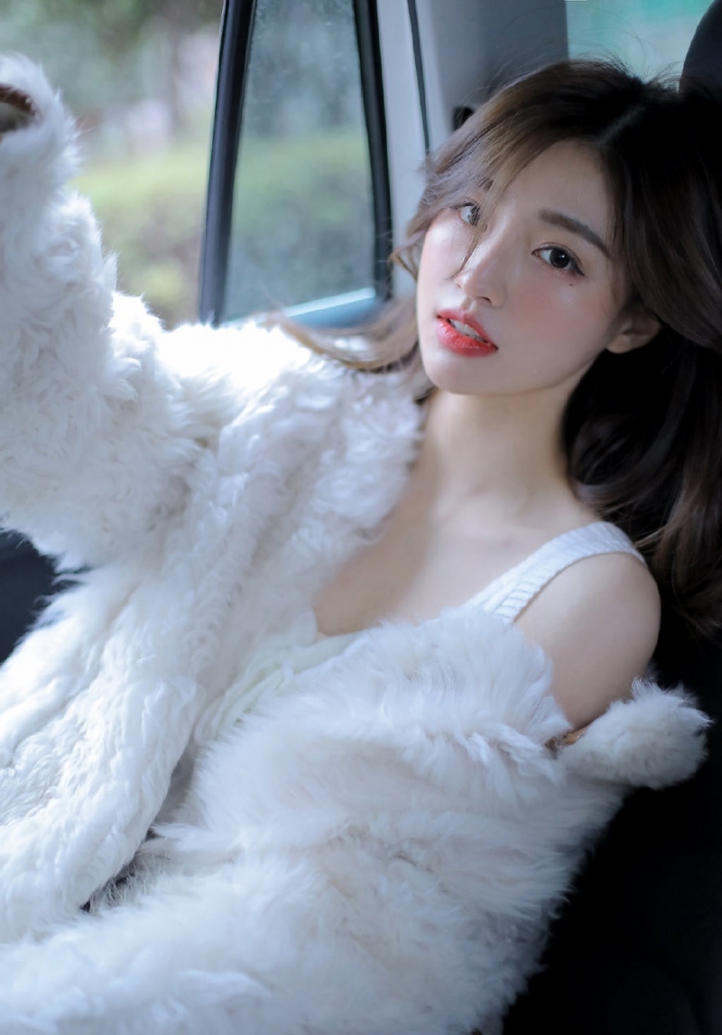 美女性感美颈香肩坐在车上拍的个人艺术照