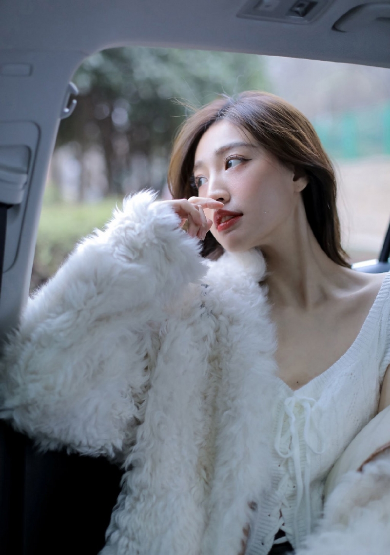 美女性感美颈香肩坐在车上拍的个人艺术照