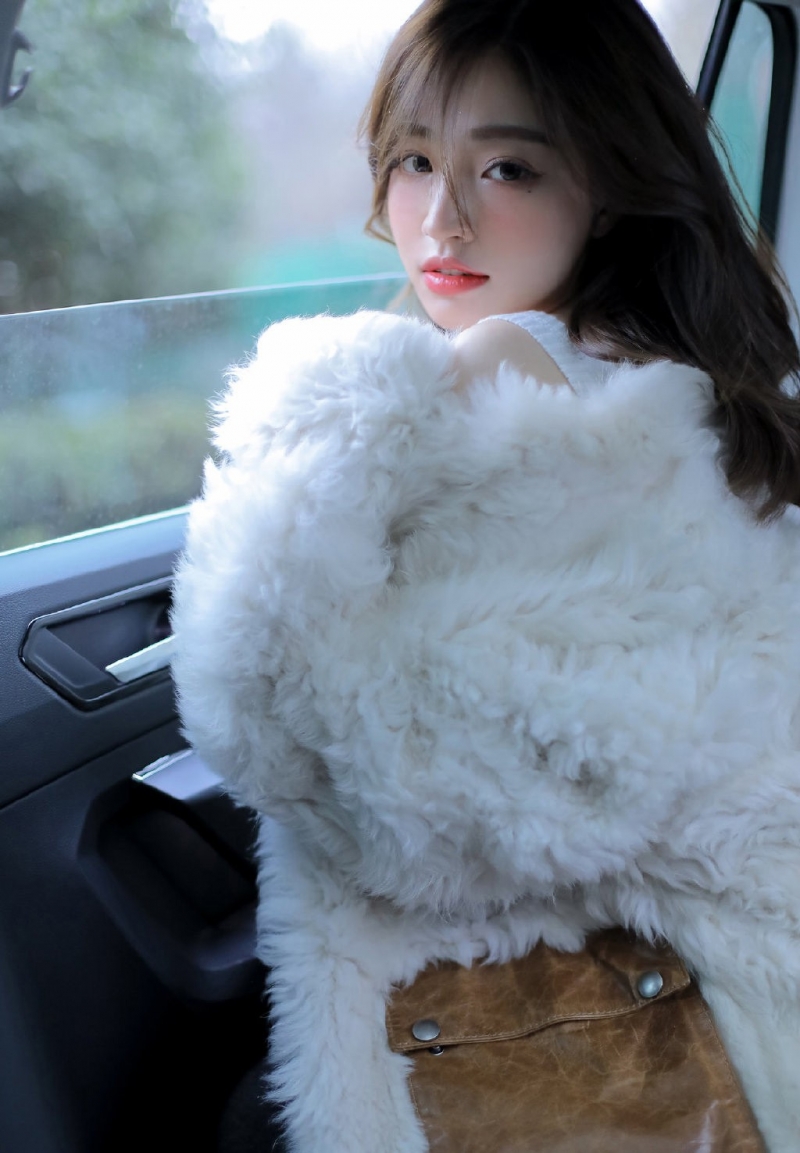 美女性感美颈香肩坐在车上拍的个人艺术照