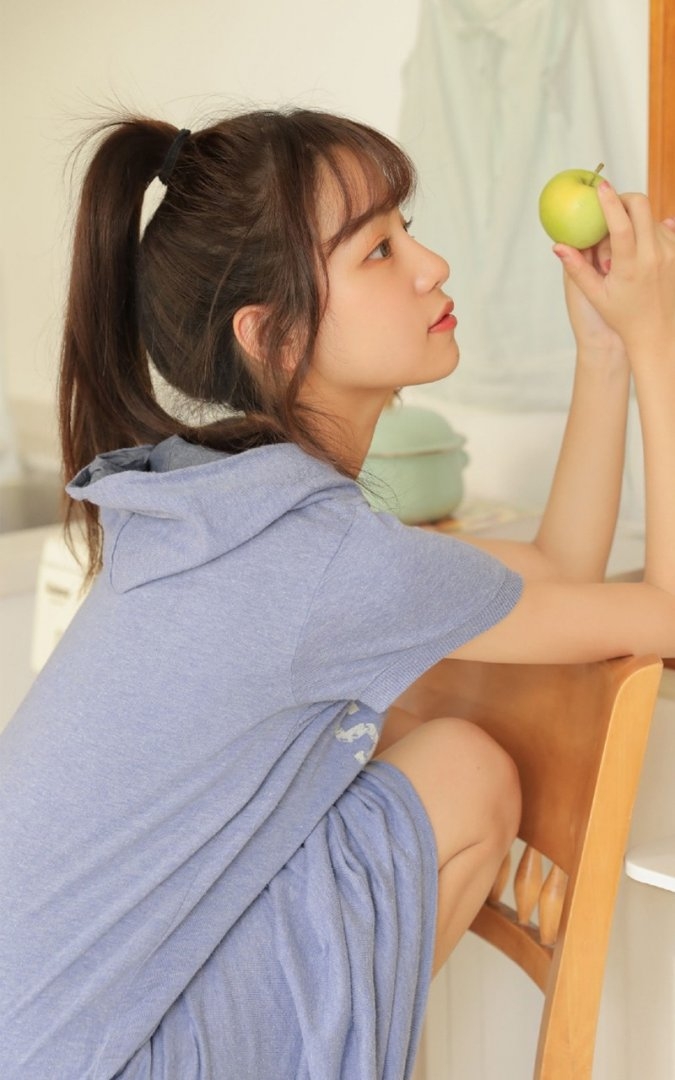 高马尾美少女古灵精怪私房写真