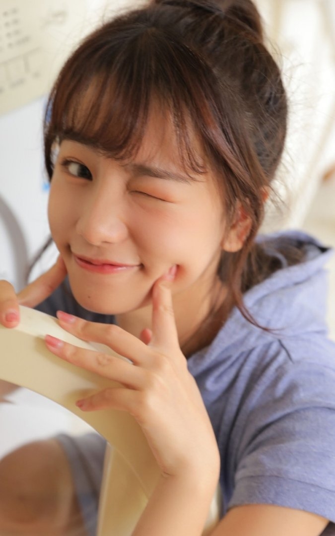 高马尾美少女古灵精怪私房写真