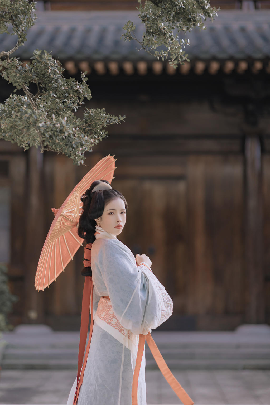 汉服美女面若桃花身似扶柳写真