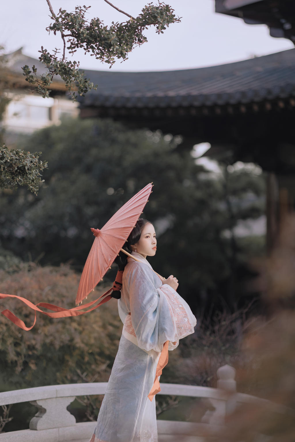 汉服美女面若桃花身似扶柳写真