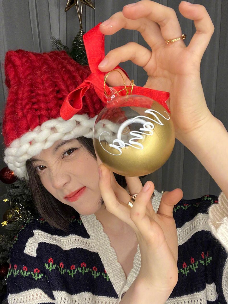 欧阳娜娜圣诞十八宫格甜美可人