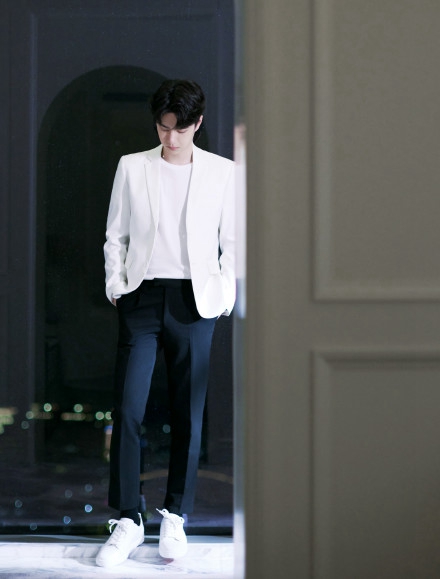 王一博黑白造型尽显清爽利落写真