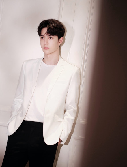 王一博黑白造型尽显清爽利落写真