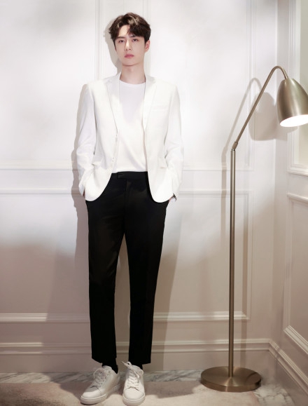 王一博黑白造型尽显清爽利落写真