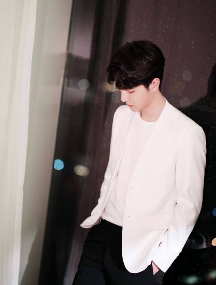 王一博黑白造型尽显清爽利落写真