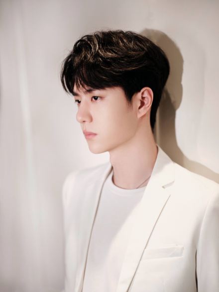 王一博黑白造型尽显清爽利落写真