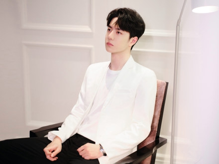 王一博黑白造型尽显清爽利落写真