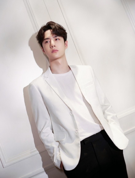 王一博黑白造型尽显清爽利落写真