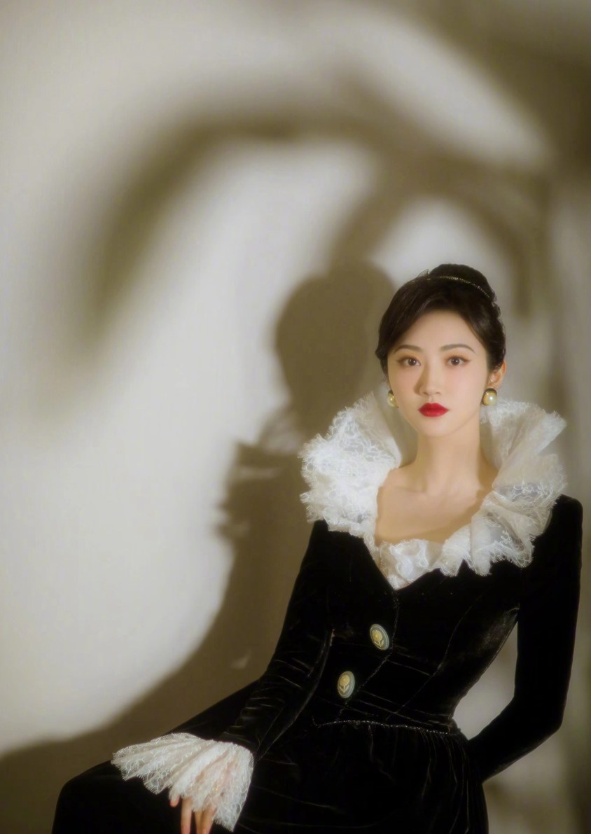 景甜复古赫本风造型大气优雅气质写真