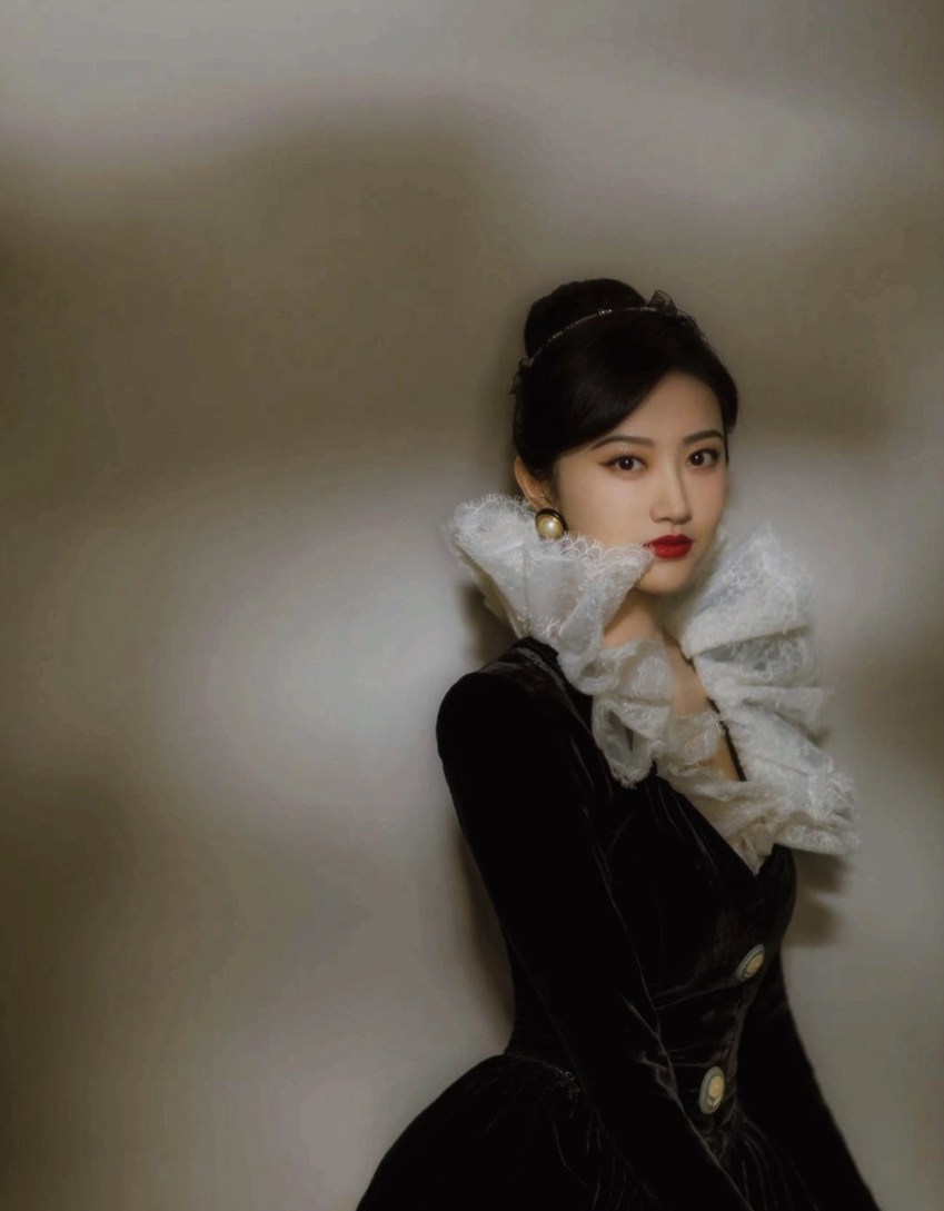 景甜复古赫本风造型大气优雅气质写真