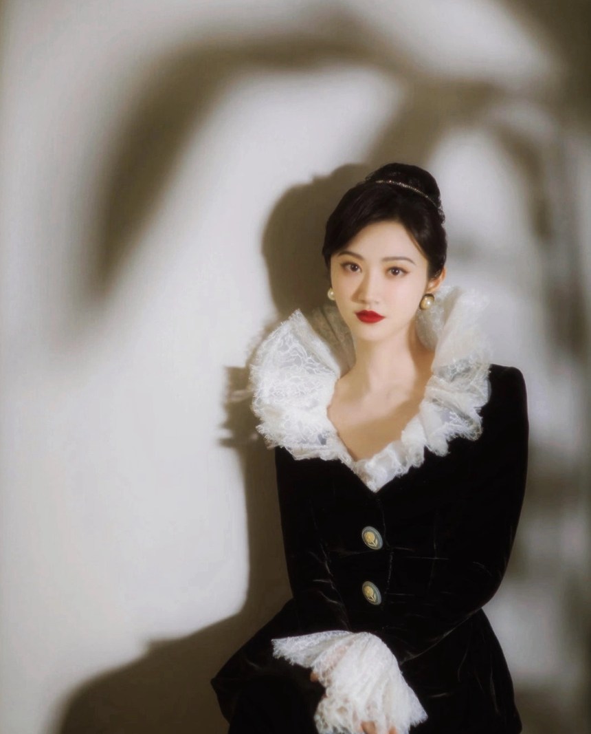 景甜复古赫本风造型大气优雅气质写真