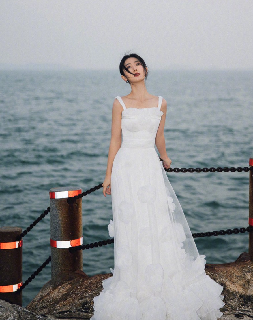 邢菲海边日落月升大片黑白纱裙造型浪漫优雅