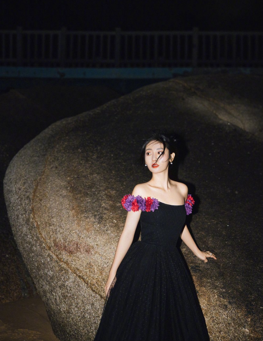 邢菲海边日落月升大片黑白纱裙造型浪漫优雅