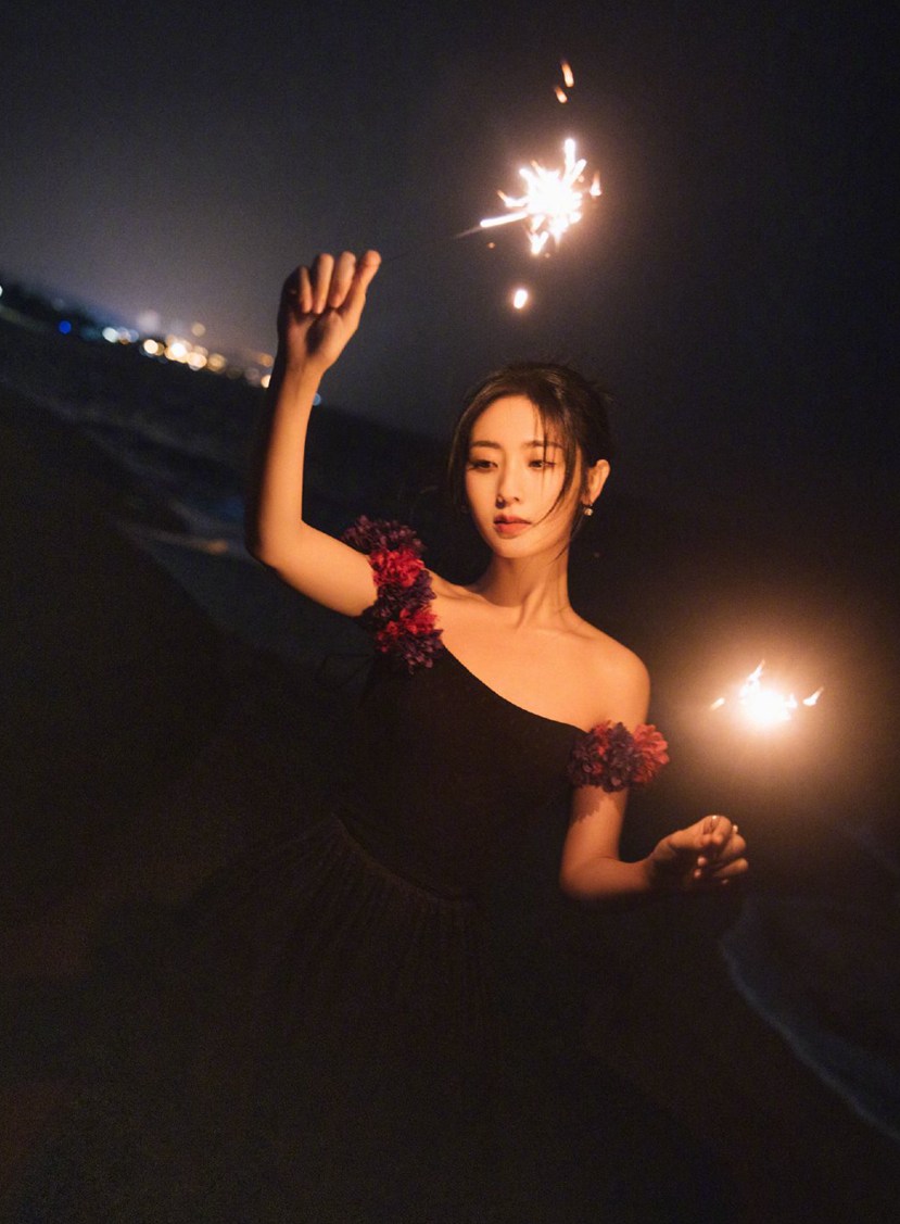 邢菲海边日落月升大片黑白纱裙造型浪漫优雅