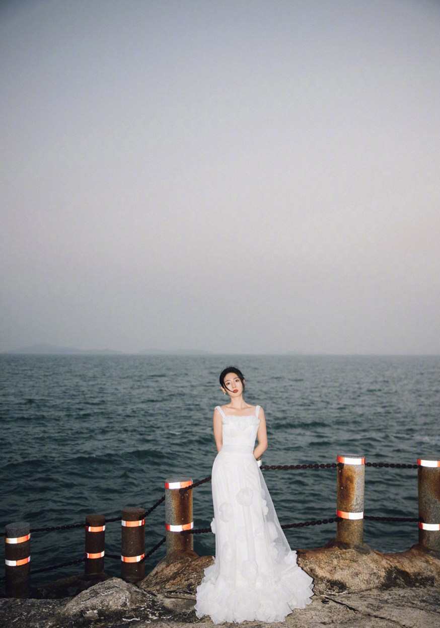 邢菲海边日落月升大片黑白纱裙造型浪漫优雅