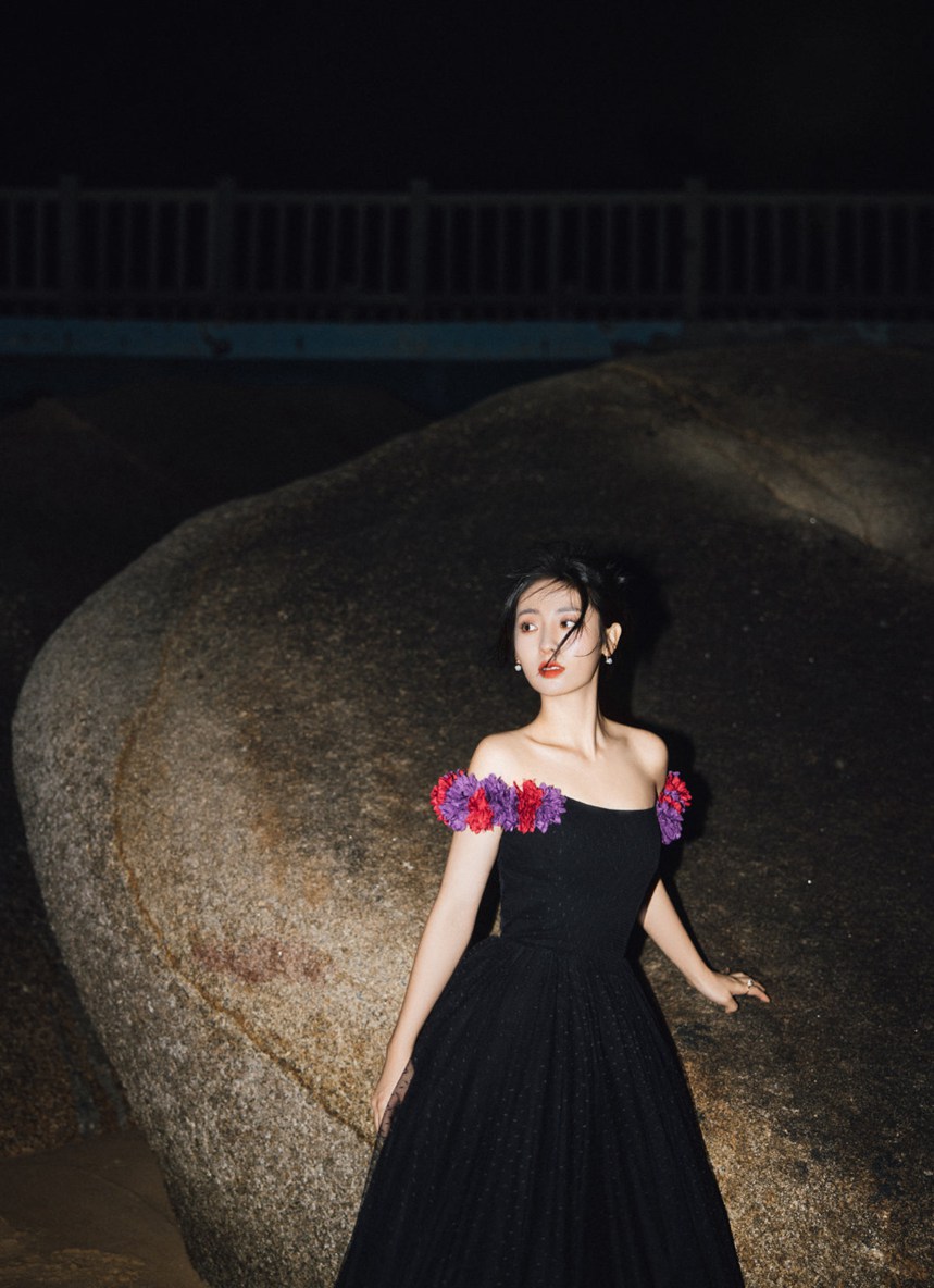 邢菲海边日落月升大片黑白纱裙造型浪漫优雅