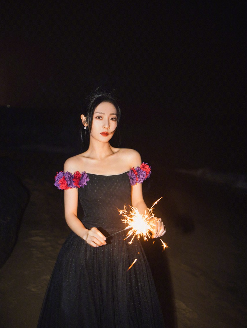 邢菲海边日落月升大片黑白纱裙造型浪漫优雅