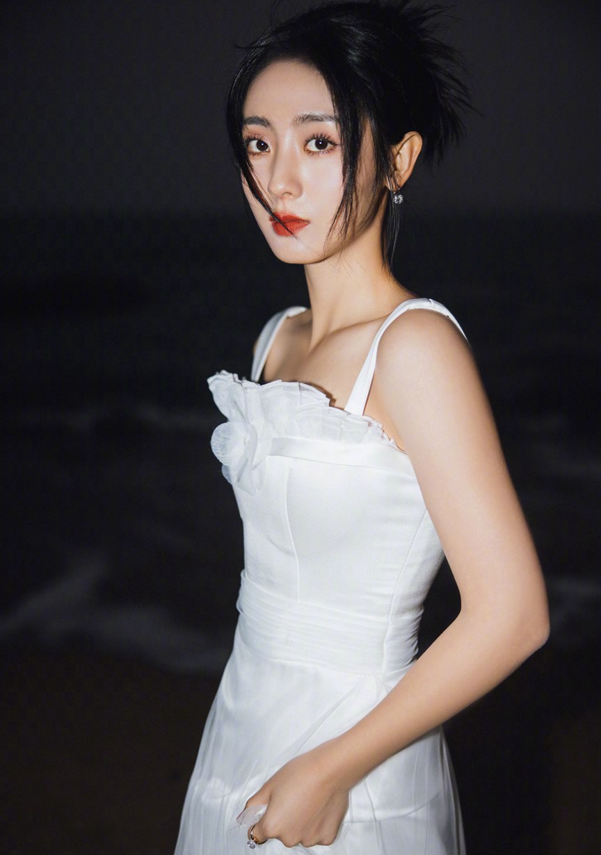 邢菲海边日落月升大片黑白纱裙造型浪漫优雅